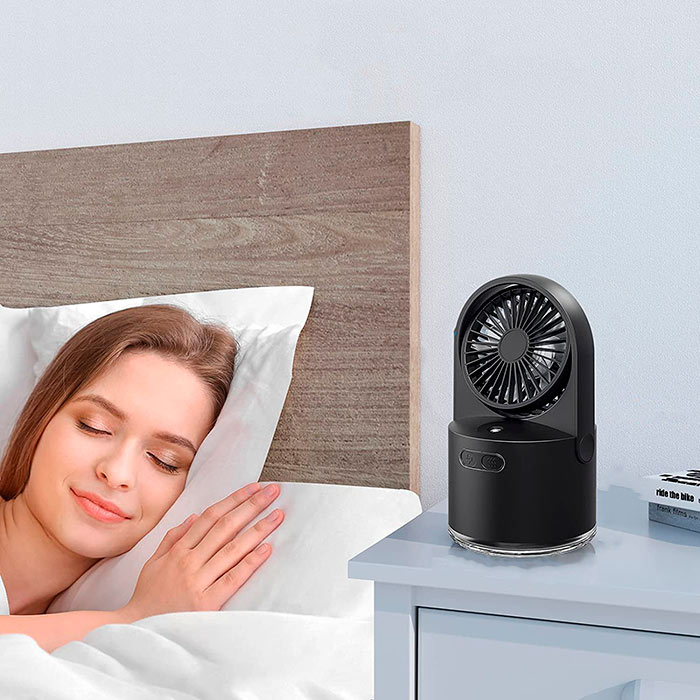 Ima 2 gumba za uključivanje ventilatora ili ovlaživača i opciju osvjetljenja sa 7 različitih boja!