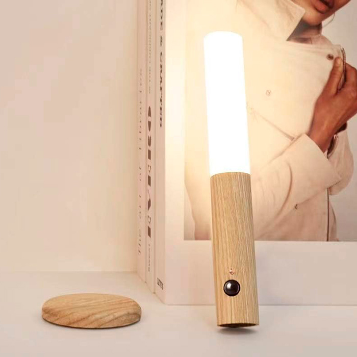 Lampa ima držač na koji je pričvršćujete magnetom, a držač ima samoljepljivu podlogu, pa je možete postaviti bilo gdje želite - u hodniku, u spavaćoj sobi, na stolu, na rubu kreveta, itd.